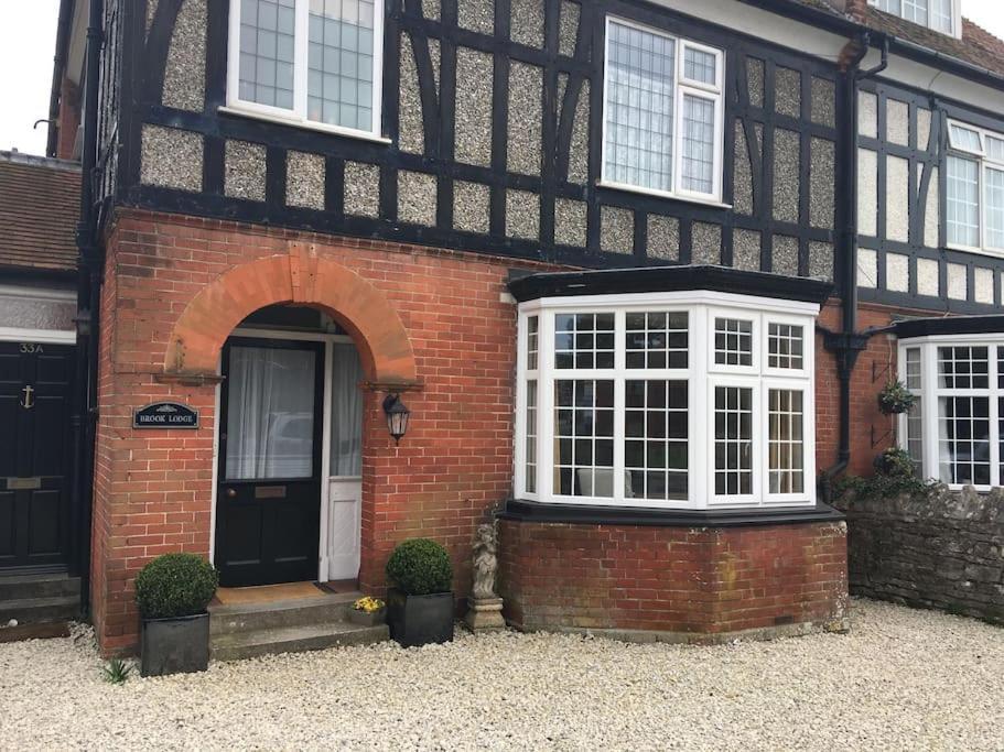Brook Lodge Garden Flat Суонидж Екстериор снимка