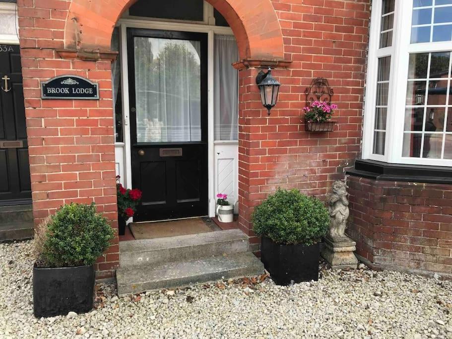 Brook Lodge Garden Flat Суонидж Екстериор снимка
