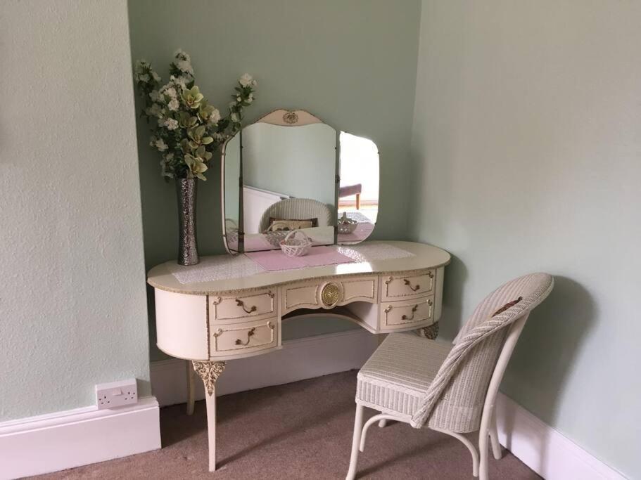 Brook Lodge Garden Flat Суонидж Екстериор снимка