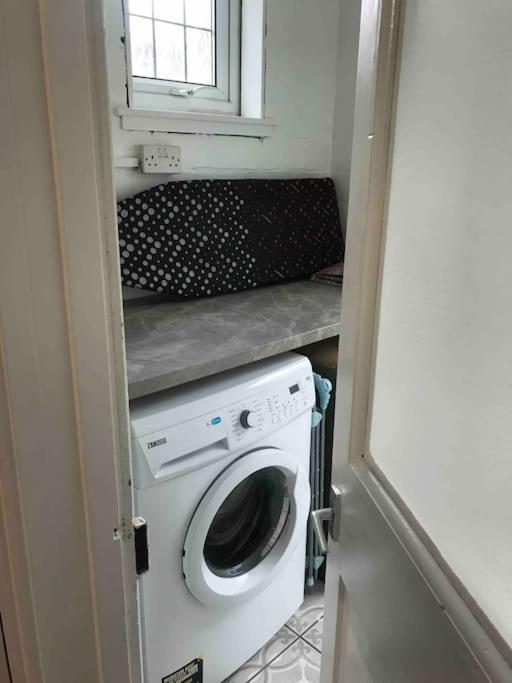 Brook Lodge Garden Flat Суонидж Екстериор снимка