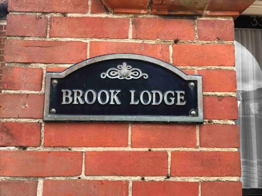 Brook Lodge Garden Flat Суонидж Екстериор снимка