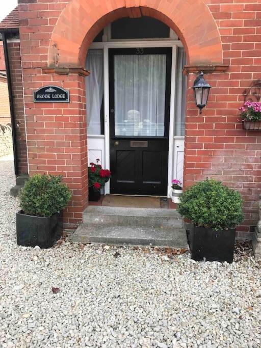 Brook Lodge Garden Flat Суонидж Екстериор снимка